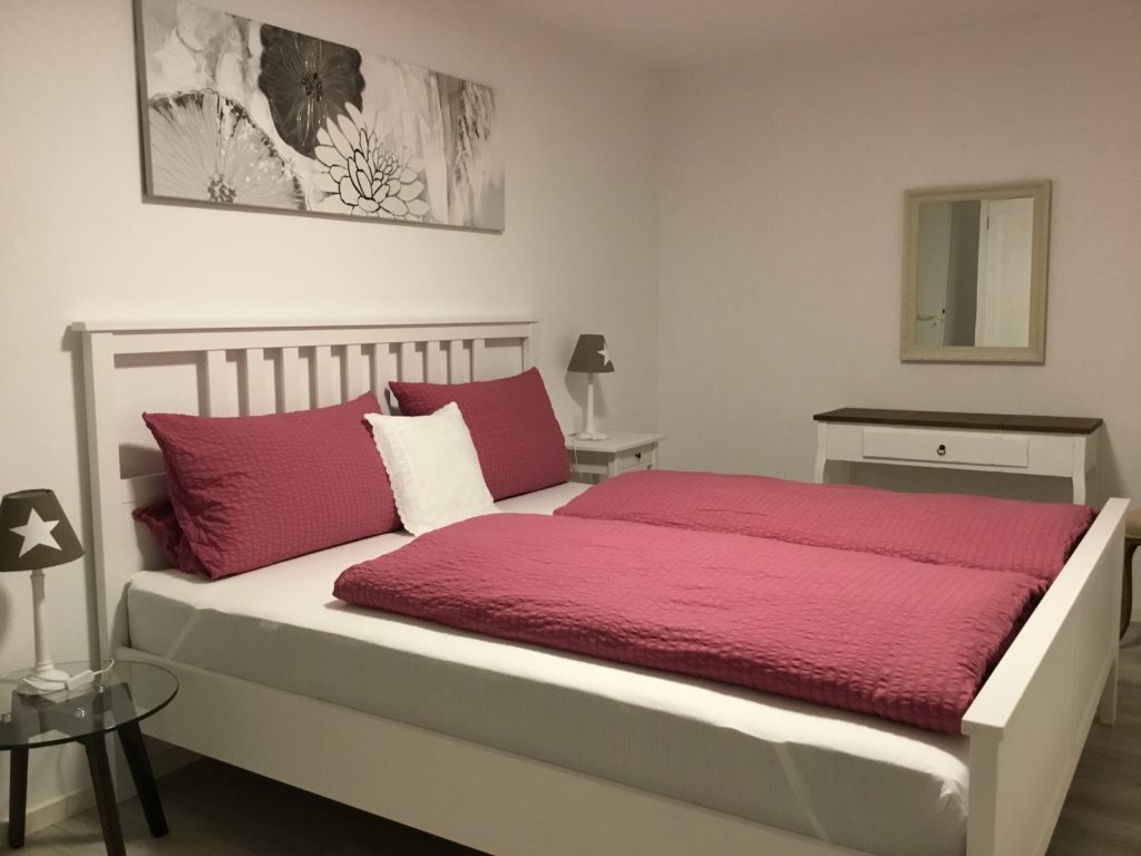 Schlafzimmer mit Doppelbett